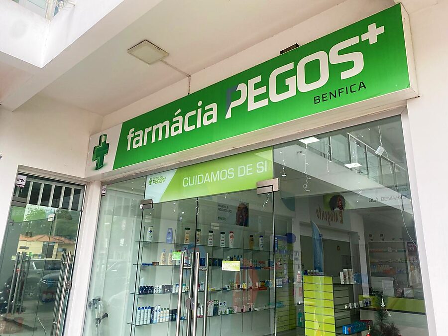 Farmácia Pegos Benfica - fachada em Luanda